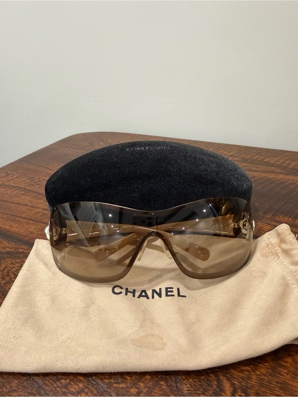CHANEL Brown Shield Sunglasses with Beige Arms - Picture 4 of 7